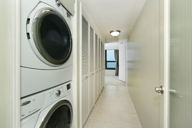 Building Photo - Comfortable Living in the Heart of Honolul...