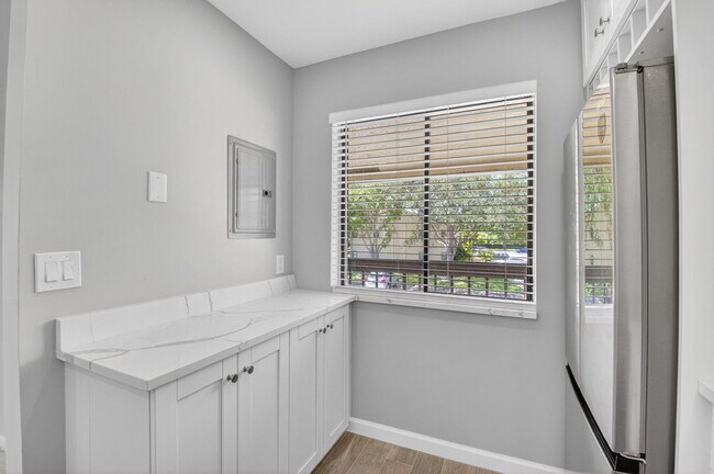 Building Photo - 6649 Somerset Dr