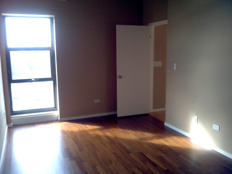 Building Photo - 1000 E 53rd St