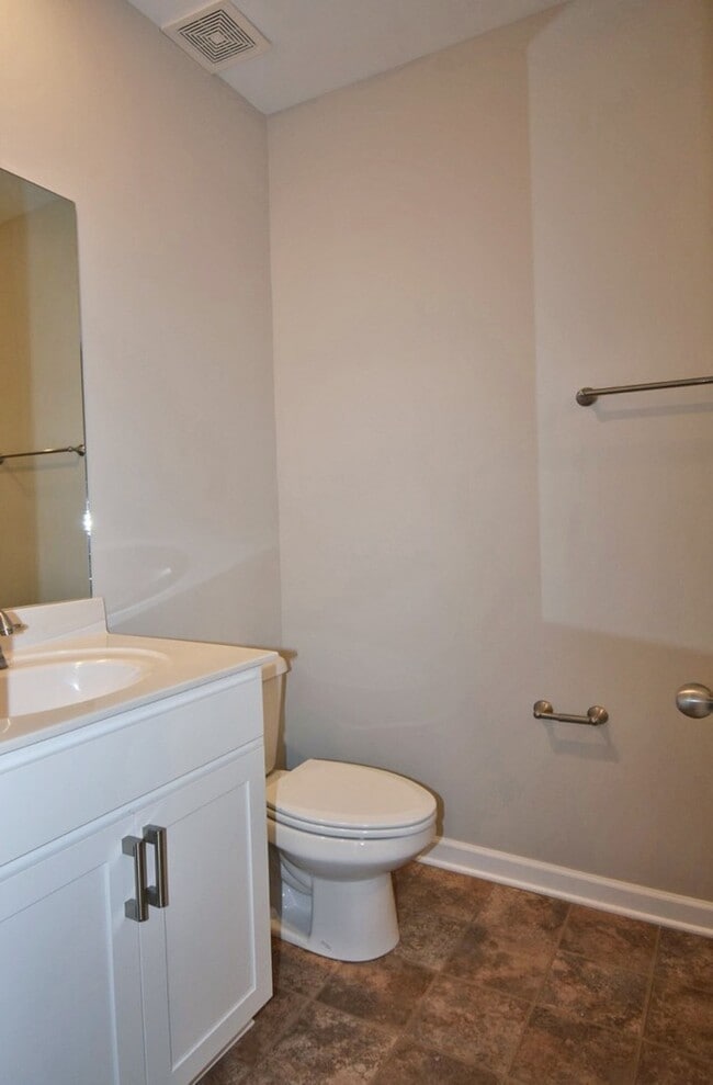 Building Photo - Gorgeous luxury 2BD/2.5BA M'boro townhome w/garage, washer/dryer, across from MTSU!