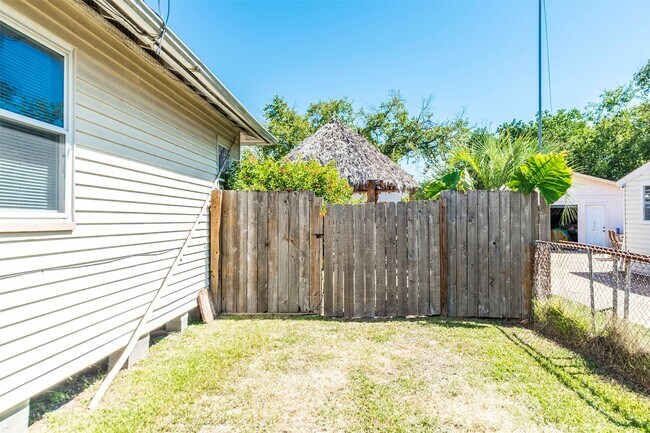 Building Photo - 2835 Beverly Rd