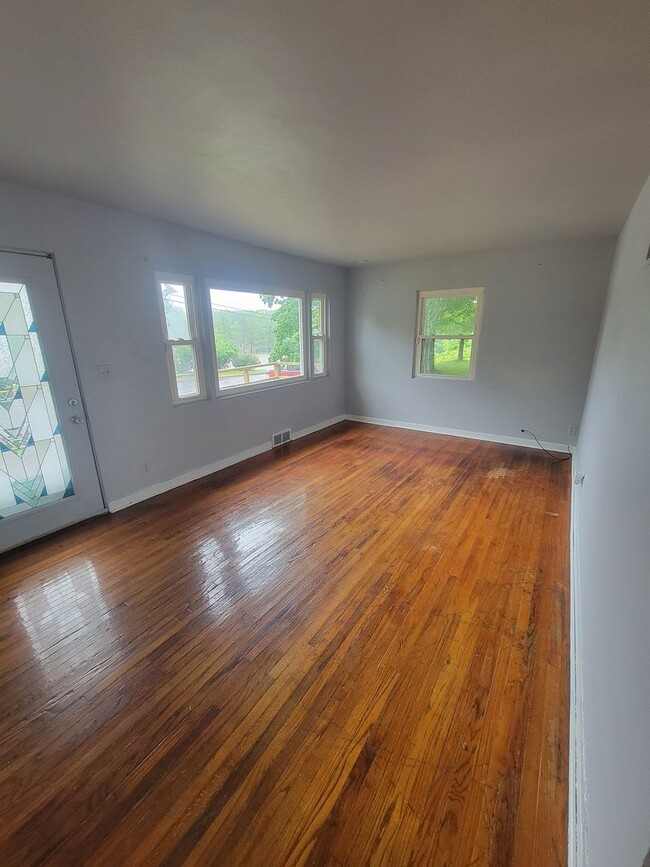 Building Photo - 2 Bedroom / 1.5 Bathroom House with Garage