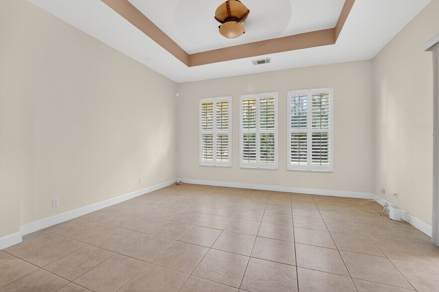 Building Photo - 854 SW Saint Tropez Ct