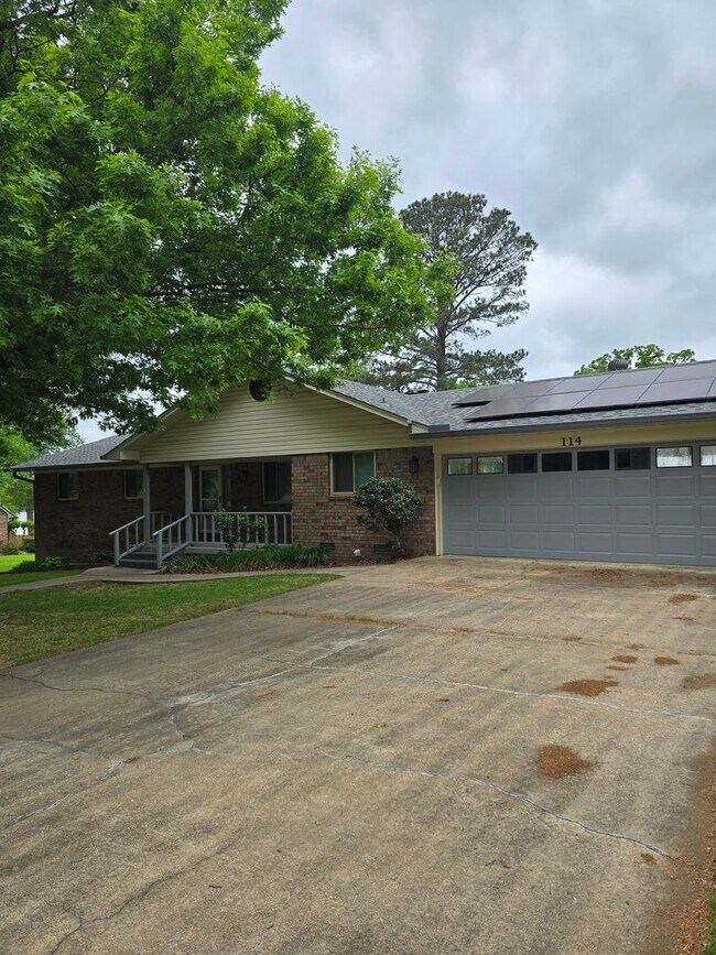 Building Photo - 3 bedroom 2 bath home with basement for lease