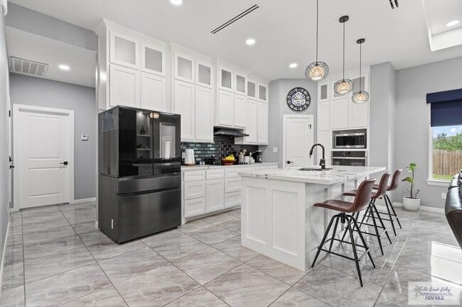 Building Photo - 29 N Queen Palm