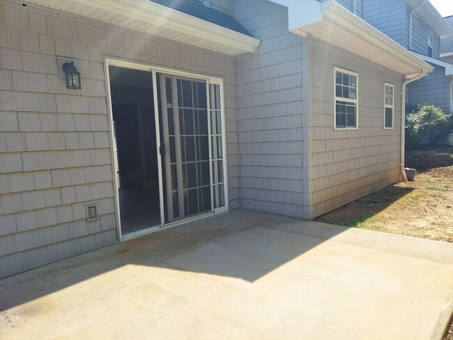 Building Photo - 3 bedroom + loft & 2.5 bedroom  in gated c...