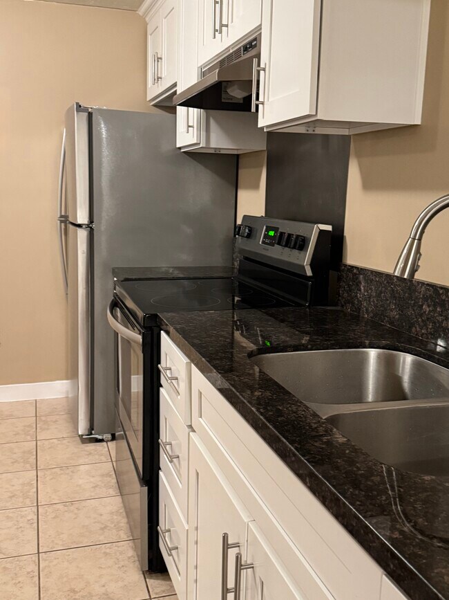 Building Photo - 1605 W Frankie Cir