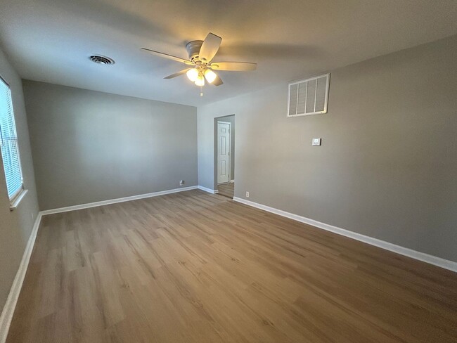 Building Photo - Newly Renovated 2 Bedroom w/ Attached Garage