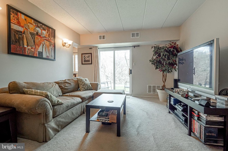 Building Photo - 1906 Valley Dr