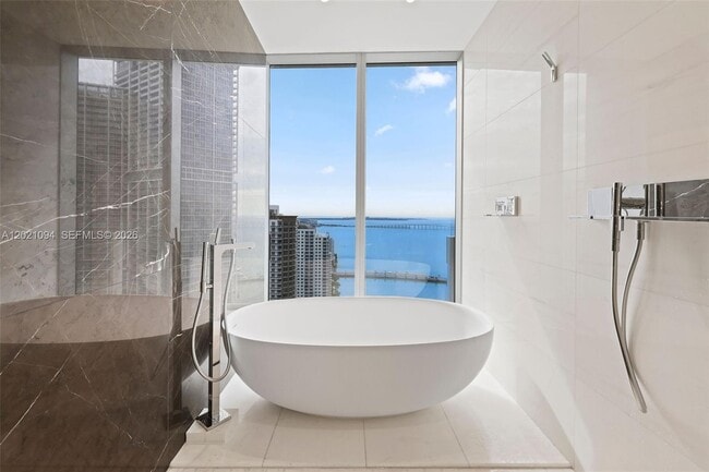 Building Photo - 300 Biscayne Blvd Way