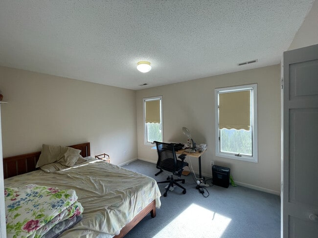 Building Photo - Room in House on Kingsway Dr