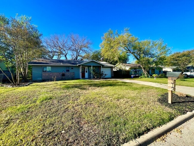 Building Photo - Charming 3 Bedroom Home w/ 1 Car Garage and Large Fenced Yard!!