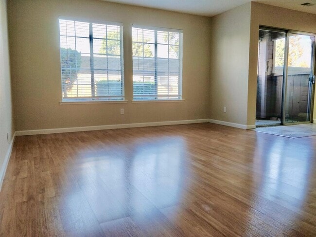 Building Photo - Spacious Condo Near Mall & Freeway