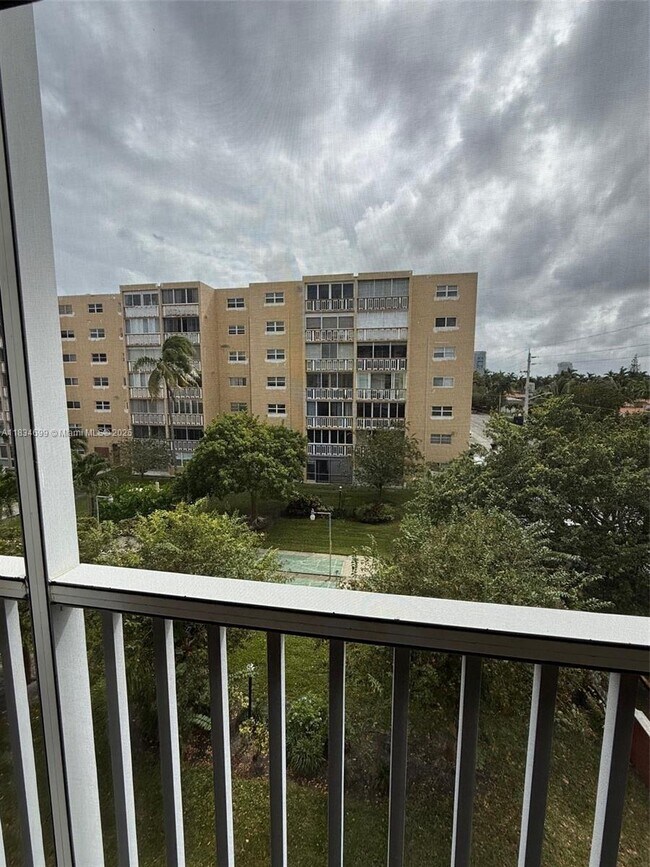 Building Photo - 620 NE 12th Ave