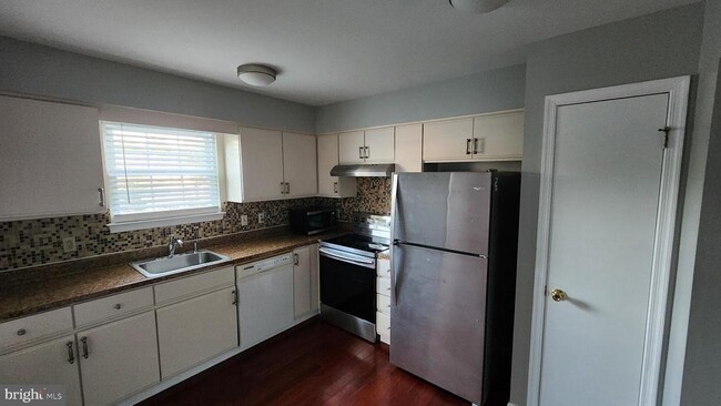 Building Photo - 500 Stratford Ct