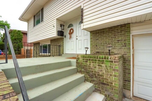 Building Photo - 4 BED 3 BATH HOUSE NEAR CREAK PARK!!!