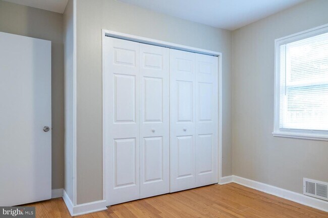 Building Photo - 3903 Fairview Dr