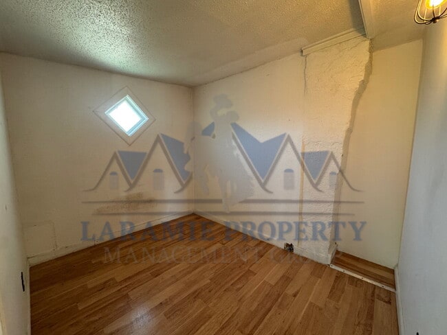 Building Photo - 2 bedroom + Office upstairs