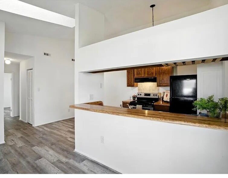 Building Photo - 607 Pylon Ct