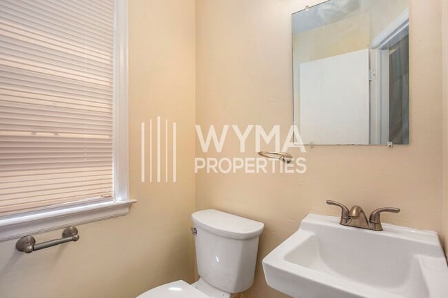 Building Photo - AVAILABLE MID-JULY!! 3 Bedroom, 1.5 Single...