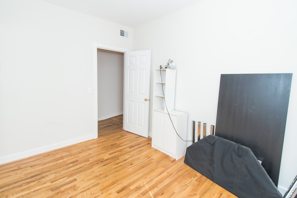 Building Photo - 927 W Sunnyside Ave