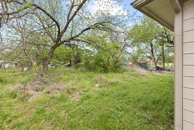 Building Photo - Step into comfort and modern convenience with this charming 3-bedroom, 2-bathroom home in Sherman...