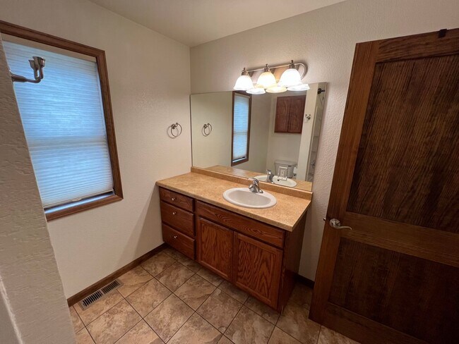 Building Photo - 409 S Broadway Ave