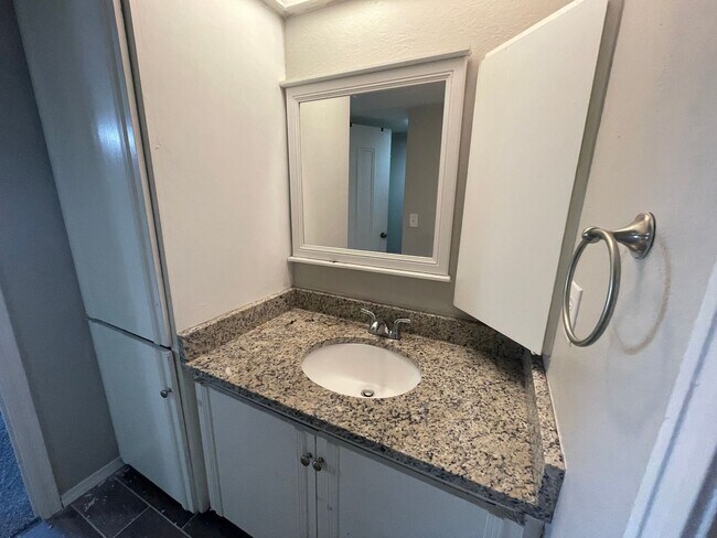 Building Photo - 3 Bed Duplex OKC