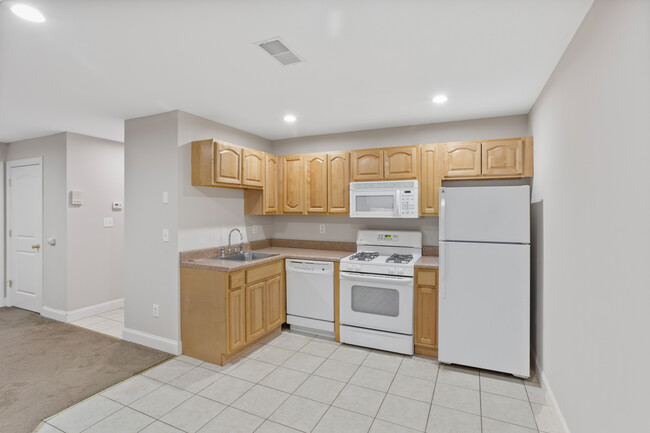 Kitchen - 554 Bloomfield Ave