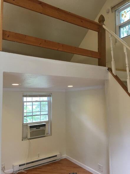 Building Photo - 115 School St