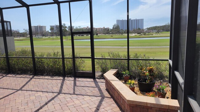 Building Photo - Seasonal/short term renovated 3/3 villa with golf course views on Longboat Key!