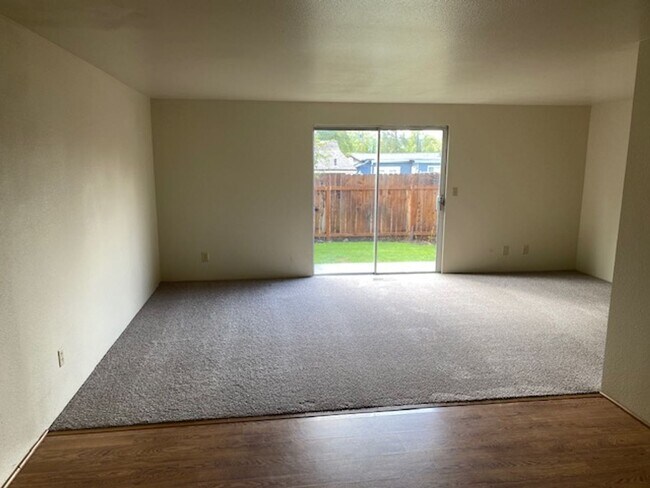 Building Photo - East Medford - 3 bed 1.5 bathroom 2 story duplex