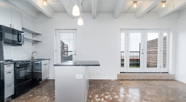 Building Photo - 1021 W Lawrence Ave