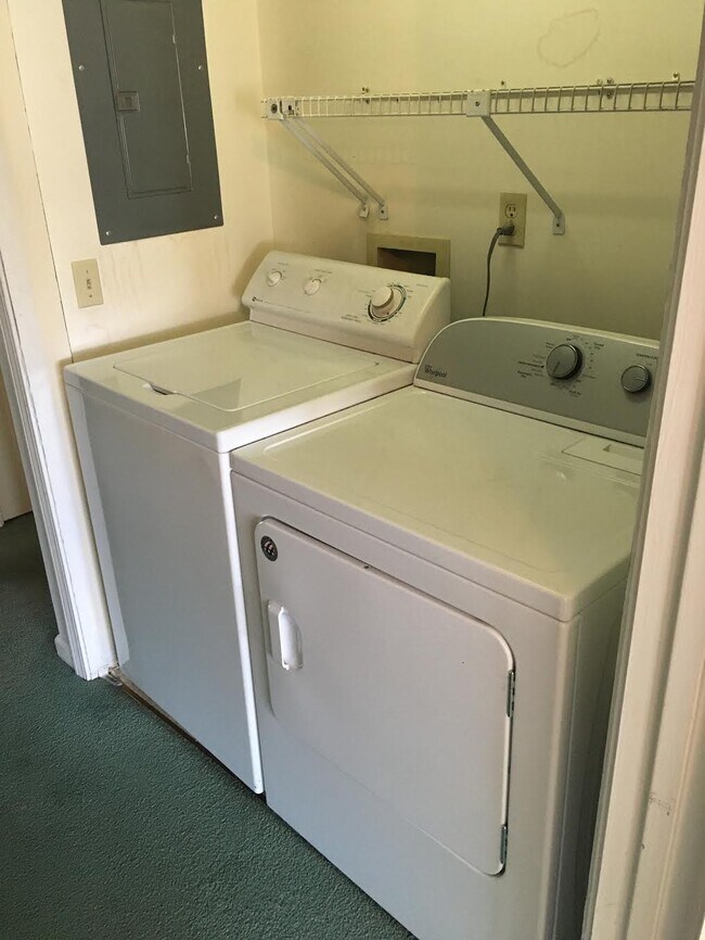 Building Photo - 107 Meadow Park Ln