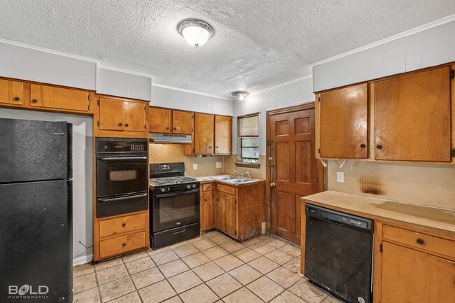 Building Photo - 4 BEDROOM 2 BATH