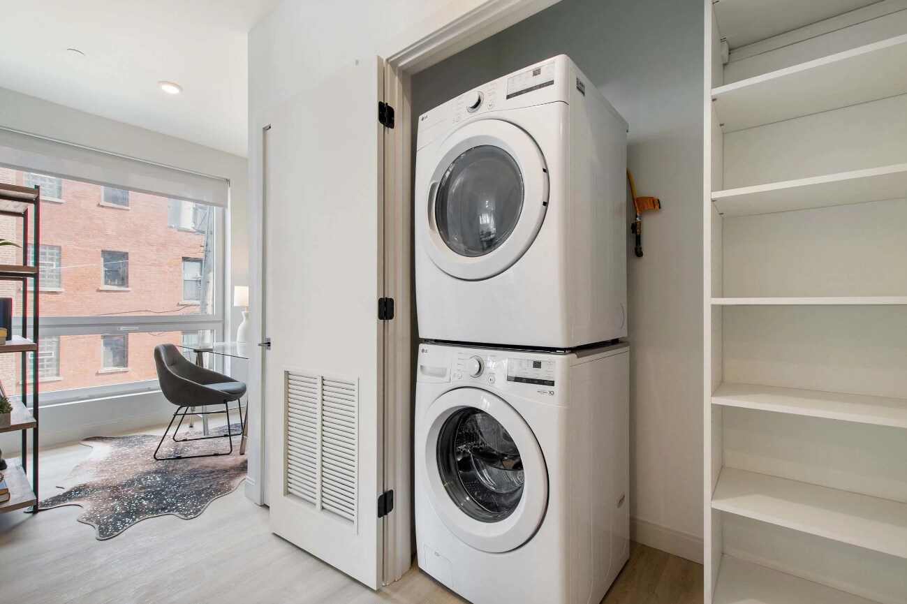 Building Photo - 948 W Sunnyside Ave