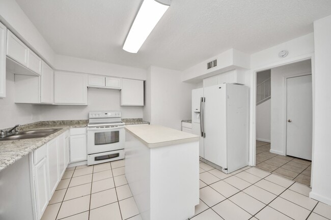 Building Photo - 15534 Weldon Dr