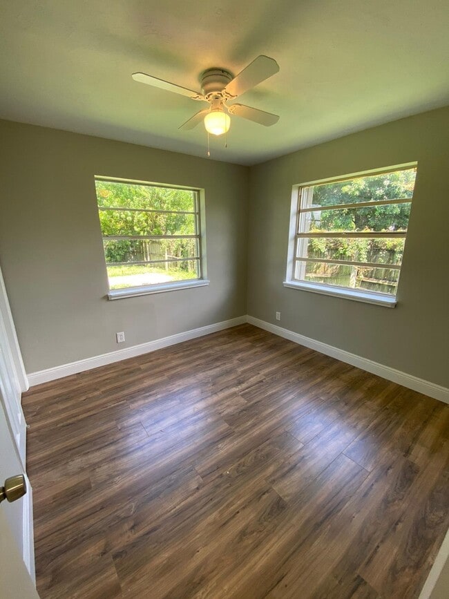 Building Photo - 114 SW 7th Ave