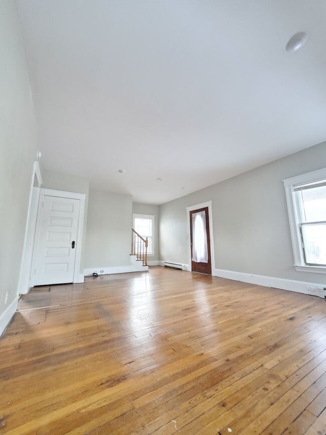 Building Photo - Well updated 3br with full laundry  Huge g...