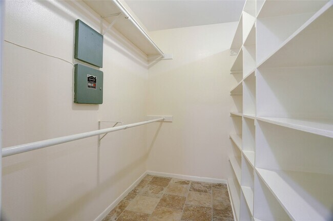 Building Photo - 15 Bendwood Dr