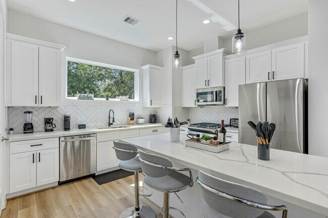 Building Photo - 3020 Live Oak St