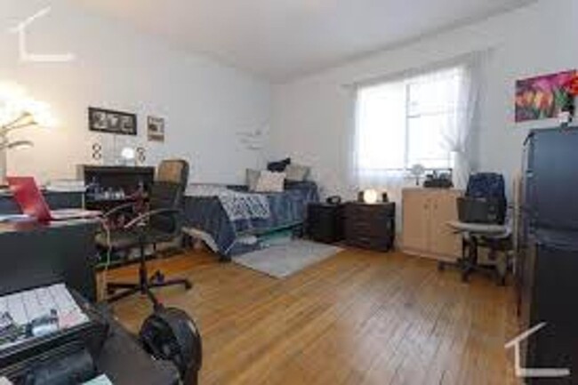 Building Photo - Large 5 Bedroom Unit in Brookline. Steps f...