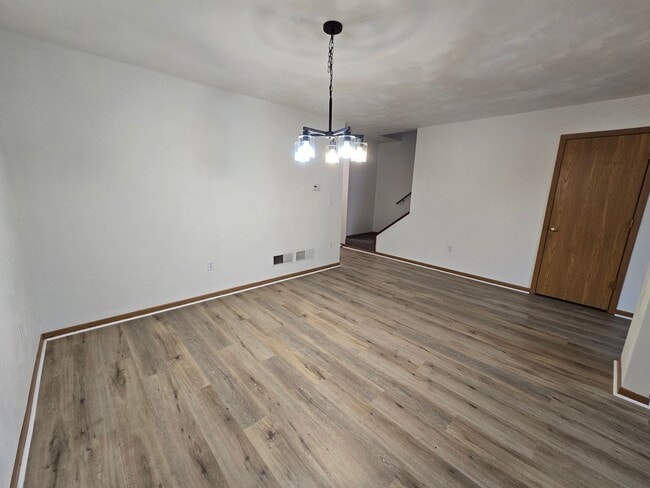 Building Photo - Large 2 Bedroom Townhouse - Burrell School District - Next to Hill Crest Country Club