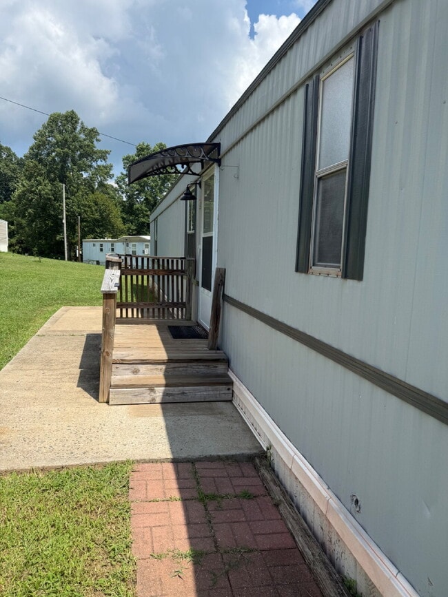 Building Photo - 2 Bedroom / 2 Bathroom Mobile Home in high...