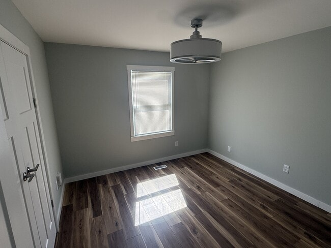 Building Photo - 801 Sunview Dr NW