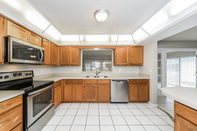 Building Photo - 411 Greenfield Rd