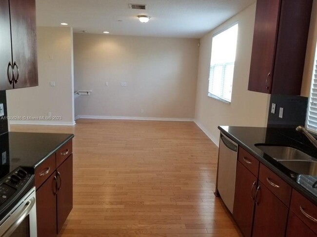 Building Photo - LARGE 3-bed, 3-bath townhome with 2-car ga...