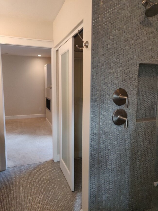 Building Photo - Urban Elegance Meets Ultimate Privacy Near Juniper Park