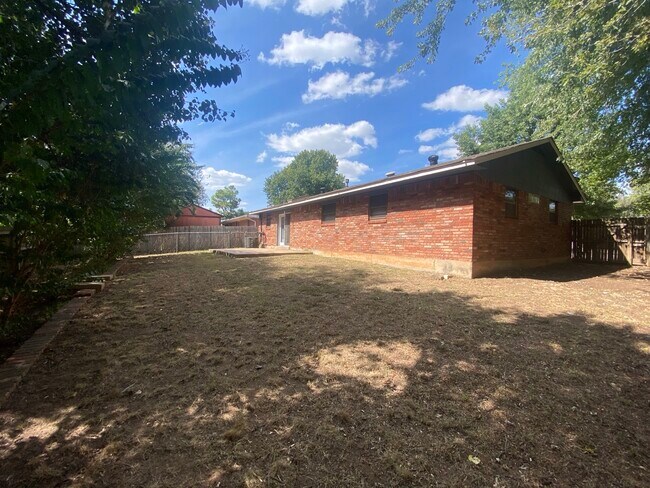 Building Photo - 1714 Village Dr