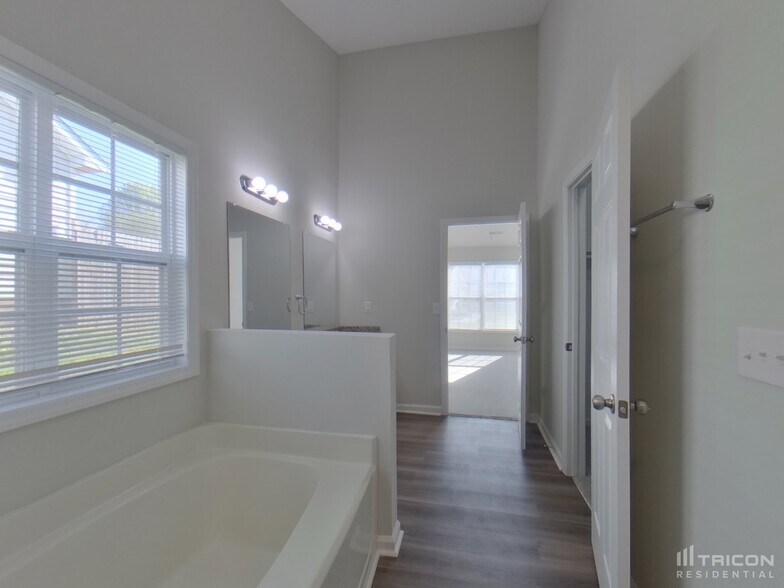Building Photo - 3600 Amos Dr
